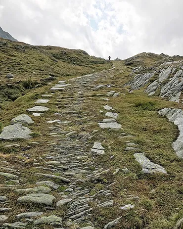 Alter Saumpfad am Splügenpass Historischer Steinweg auf der Via Spluga kurz vor dem Splügenpass – ein alpiner Übergang mit Geschichte